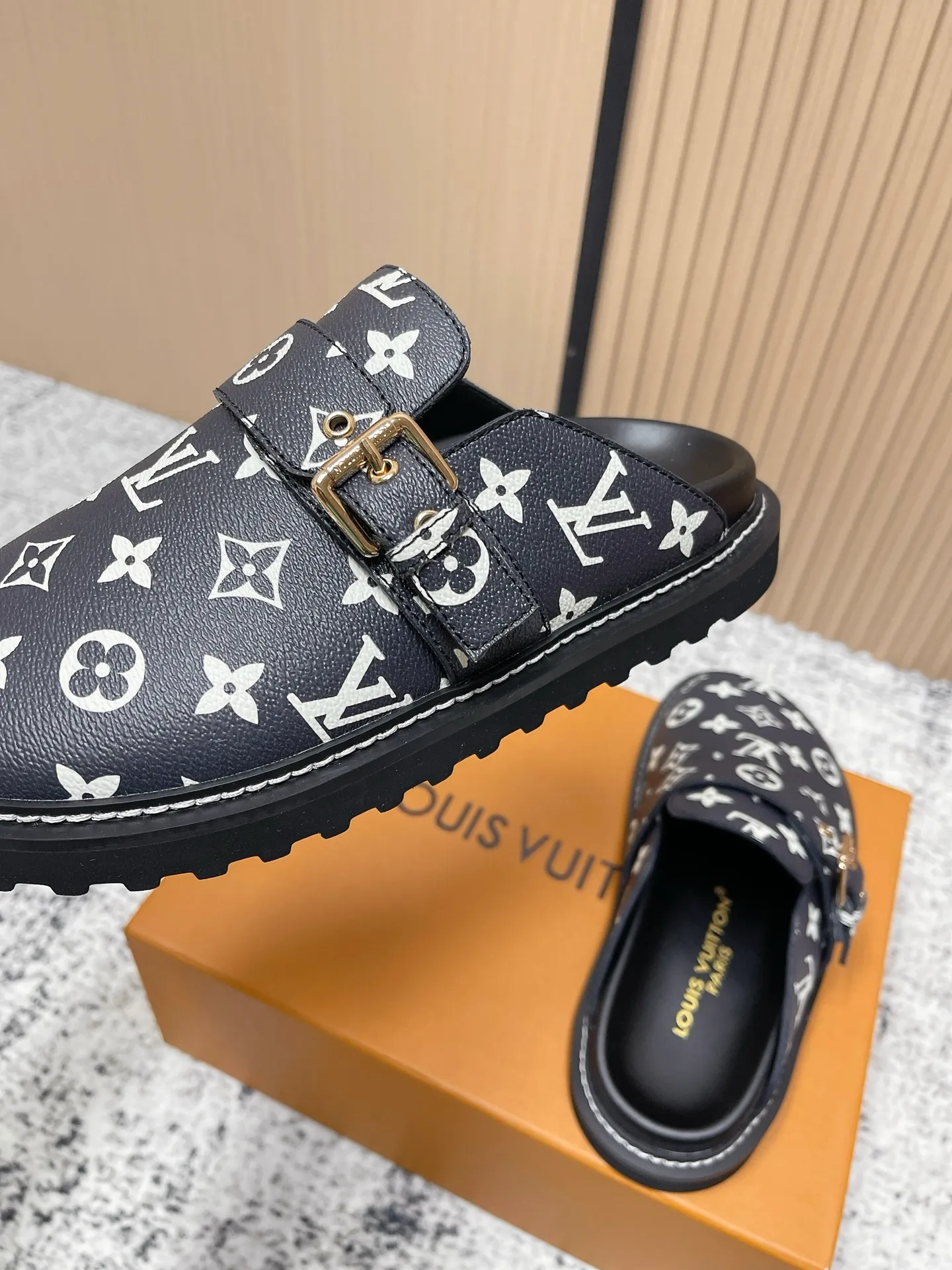 [L Family] P: 460💰 Size: 35-46 (female 40.41, male 45 46 custom-made) Top version Louis vuitton Lv new couple Birkenstock slippers. Cute and cute, not too good on the feet. Simple and high-end slingback design. Ready to wear and go. Good news for lazy people. Imported cowhide leather upper/imported old calico. Original hardware buckle, original molded high-density foam outsole.